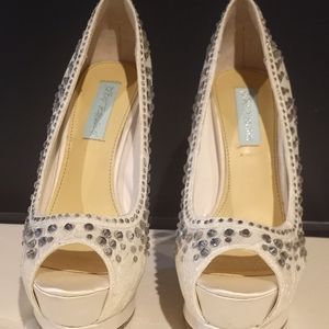 BLUE by BETSEY JOHNSON Ivory Formal/Wedding Jeweled Platform Shoe. Size 7